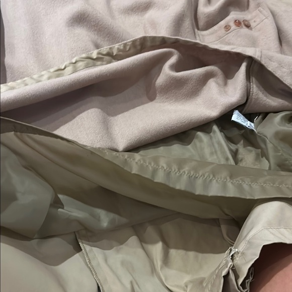 Worthington Beige Trench Coat with Belted Waist and Epaulettes Fully lined wool - Picture 12 of 17